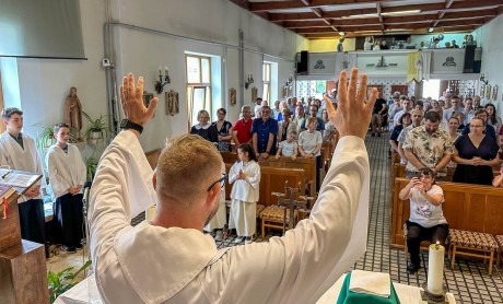 Ezüstmise a Krisztus Király Templomban - 25 éve szentelték pappá Gábor atyát